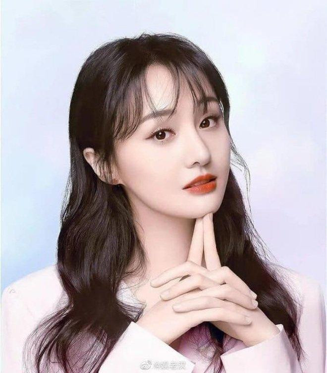 Drama của Trịnh Sảng kéo dài suốt những tháng đầu năm 2021 qua những bài đấu tố trên mạng xã hội Weibo với chồng cũ Trương Hằng.