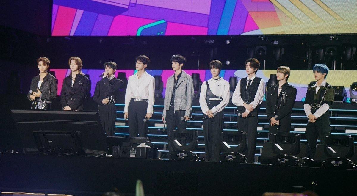 IXFORM - nhóm nhạc chiến thắng từ Thanh Xuân Có Bạn 3 phải chịu cảnh debut ở Lễ hội Âm nhạc Thành Đô vào ngày 25/7 vừa qua dù chương trình đã kết thúc cách đây 2 tháng. IXFORM - nhóm nhạc chiến thắng từ Thanh Xuân Có Bạn 3 phải chịu cảnh debut ở Lễ hội Âm nhạc Thành Đô vào ngày 25/7 vừa qua dù chương trình đã kết thúc cách đây 2 tháng.