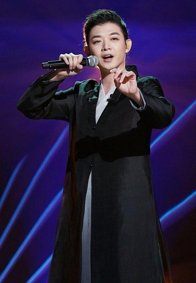 Hoắc Tôn, nam ca sĩ nổi danh qua chương trình “Sing My Song”.