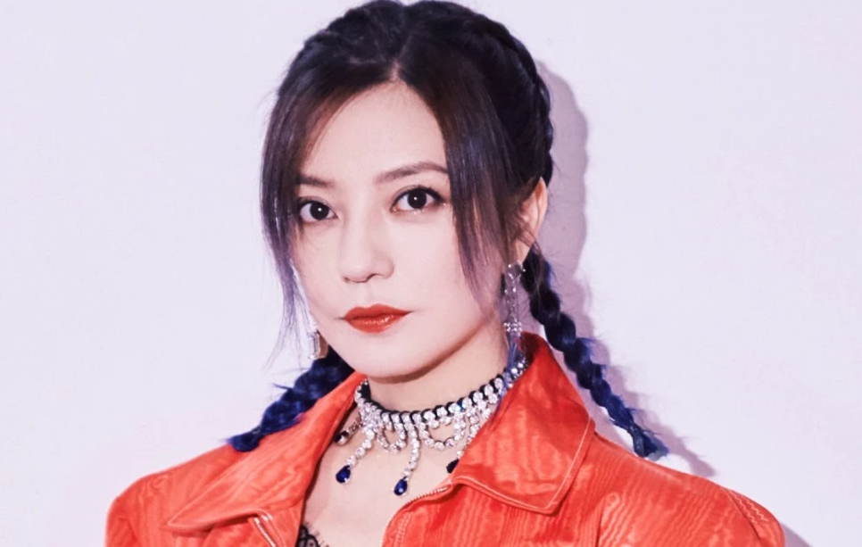 Sau nghi vấn bị "phong sát ngầm", Triệu Vy đăng bài viết mới trên Instagram trong tâm thế ung dung, xoa tán tin đồn "chạy trốn" đến Pháp, sau đó ngay lập tức gỡ bài. Sau nghi vấn bị "phong sát ngầm", Triệu Vy đăng bài viết mới trên Instagram trong tâm thế ung dung, xoa tán tin đồn "chạy trốn" đến Pháp, sau đó ngay lập tức gỡ bài.