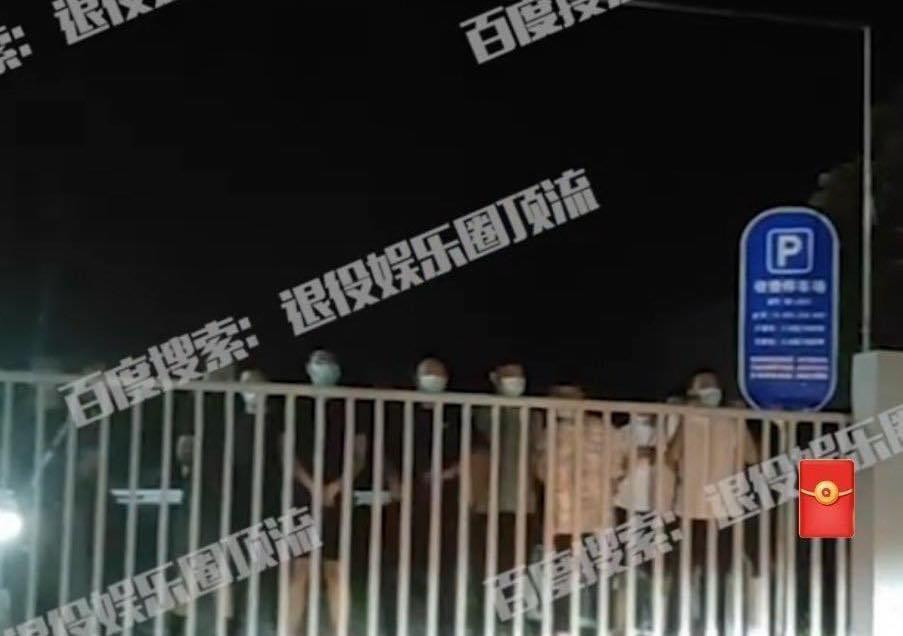 Nhân viên của Kris chặn đường.