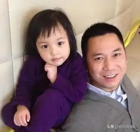 Tiểu Tứ Nguyệt chụp ảnh cùng bố Huỳnh Hữu Long.