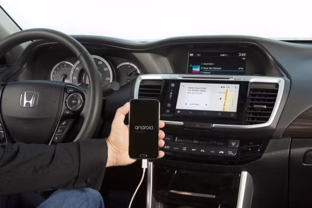 Hệ thống Apple CarPlay và Android Auto giúp lái xe ít phân tâm hơn ảnh 1