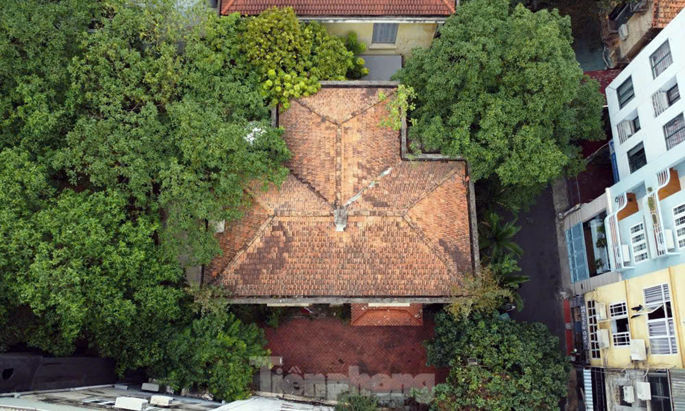 Căn biệt thự tại địa chỉ số 12 Nguyễn Chế Nghĩa có diện tích 410 m2, tọa lạc tại khu "đất vàng" của quận Hoàn Kiếm. Đây là căn biệt thự nhóm 2 thuộc diện không được bán. Căn biệt thự tại địa chỉ số 12 Nguyễn Chế Nghĩa có diện tích 410 m2, tọa lạc tại khu "đất vàng" của quận Hoàn Kiếm. Đây là căn biệt thự nhóm 2 thuộc diện không được bán.