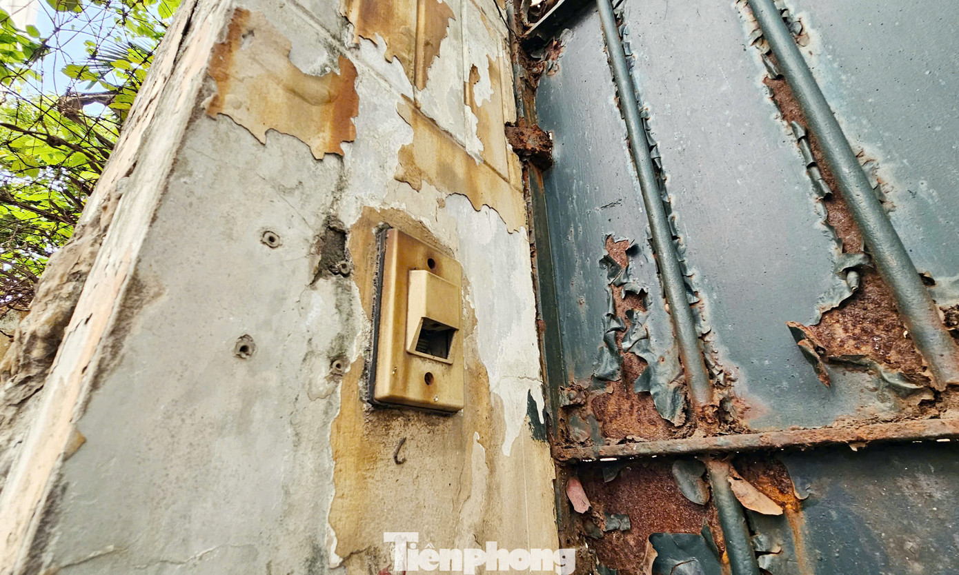 Chuông cửa và thiết bị điện đã hư hỏng, không còn sử dụng được. Chuông cửa và thiết bị điện đã hư hỏng, không còn sử dụng được.