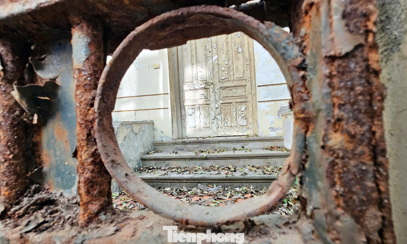 Cuối năm 2014, cựu Chủ tịch UBND TP Hà Nội Hoàng Văn Nghiên chính thức trả lại căn biệt thự này cho thành phố. Sau đó, căn biệt thự 12 Nguyễn Chế Nghĩa bị bỏ hoang suốt hơn 10 năm qua. Cuối năm 2014, cựu Chủ tịch UBND TP Hà Nội Hoàng Văn Nghiên chính thức trả lại căn biệt thự này cho thành phố. Sau đó, căn biệt thự 12 Nguyễn Chế Nghĩa bị bỏ hoang suốt hơn 10 năm qua.