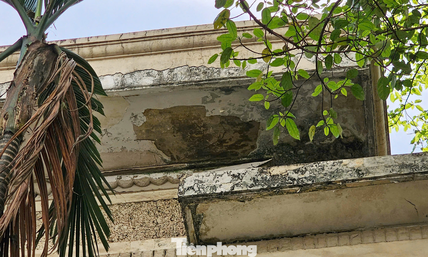 Nhiều hạng mục của căn biệt thự xuống cấp nghiêm trọng theo thời gian. Nhiều hạng mục của căn biệt thự xuống cấp nghiêm trọng theo thời gian.