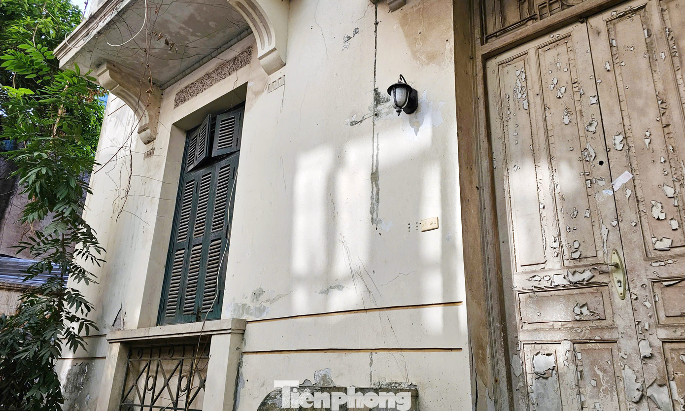 Nhiều hạng mục của căn biệt thự xuống cấp nghiêm trọng theo thời gian. Nhiều hạng mục của căn biệt thự xuống cấp nghiêm trọng theo thời gian.