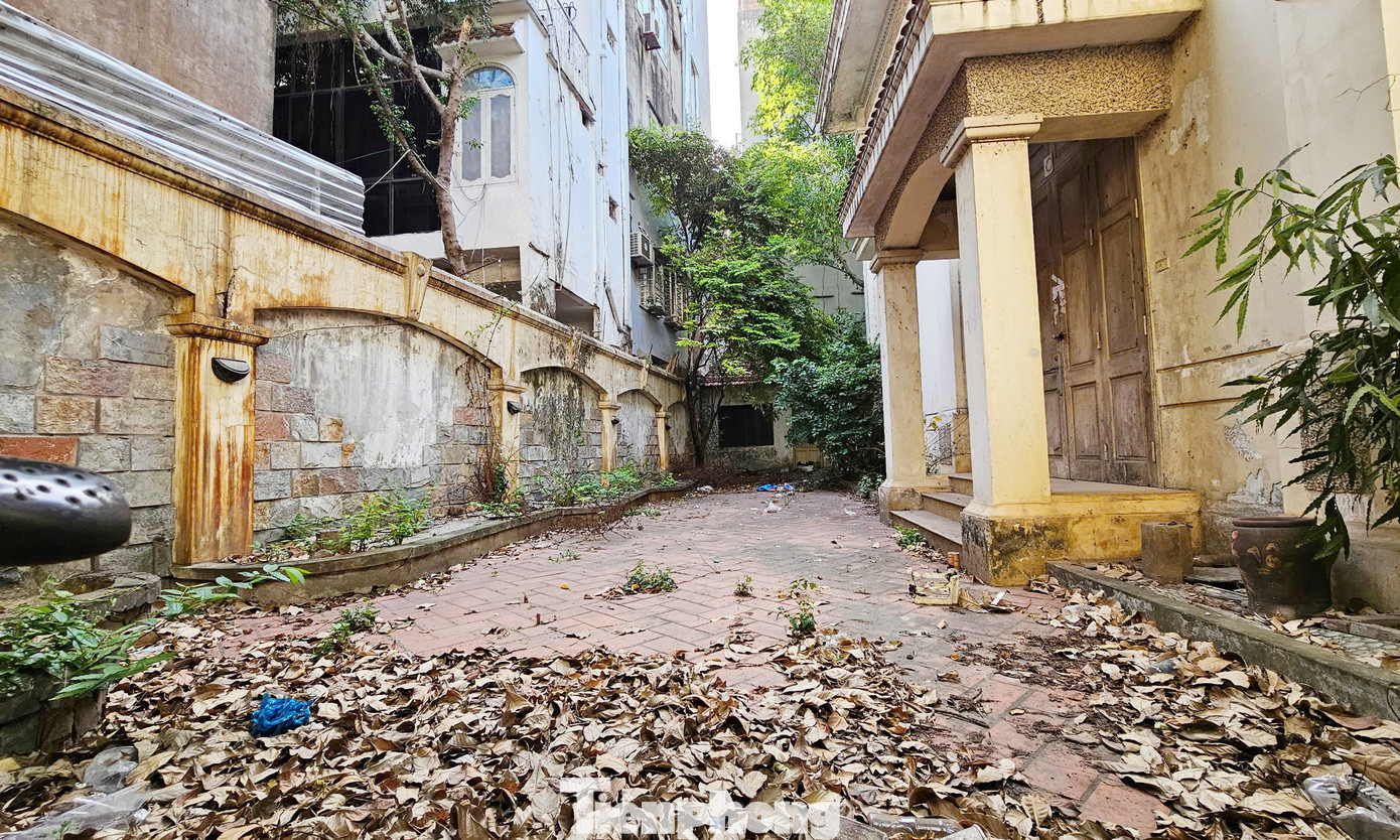 Khung cảnh hoang lạnh bên trong căn biệt thự 12 Nguyễn Chế Nghĩa do bỏ hoang nhiều năm. Khung cảnh hoang lạnh bên trong căn biệt thự 12 Nguyễn Chế Nghĩa do bỏ hoang nhiều năm.