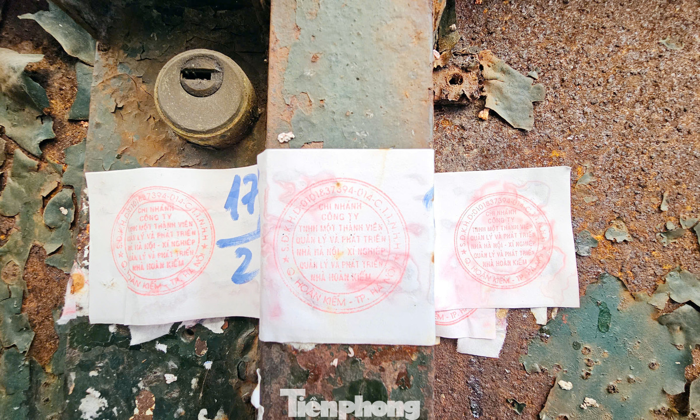 Tại cổng căn biệt thự được cơ quan chức năng dán niêm phong. Tại cổng căn biệt thự được cơ quan chức năng dán niêm phong.