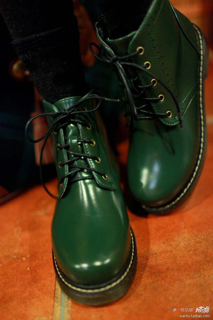 Áo phao, áo da hay những item cotton pha nilon khó thấm nước chính là những món đồ hoàn hảo cho những ngày mưa phùn thế này. Ngoài ra những kiểu áo sơ mi, đặc biệt là sơ mi denim cũng là một lựa chọn không tồi đâu nhé! Shorts, chân váy cotton tiện dụng hay skinny jeans sẽ giúp bạn cảm thấy năng động và thoải mái hơn. Cuối cùng là giữ cho đôi chân khỏi ướt bằng một đôi ủng đi mưa thật xinh, hay boots và giày da... vậy là bạn đã có ngay set đồ đi mưa thật hợp lý và thời trang rồi đấy!