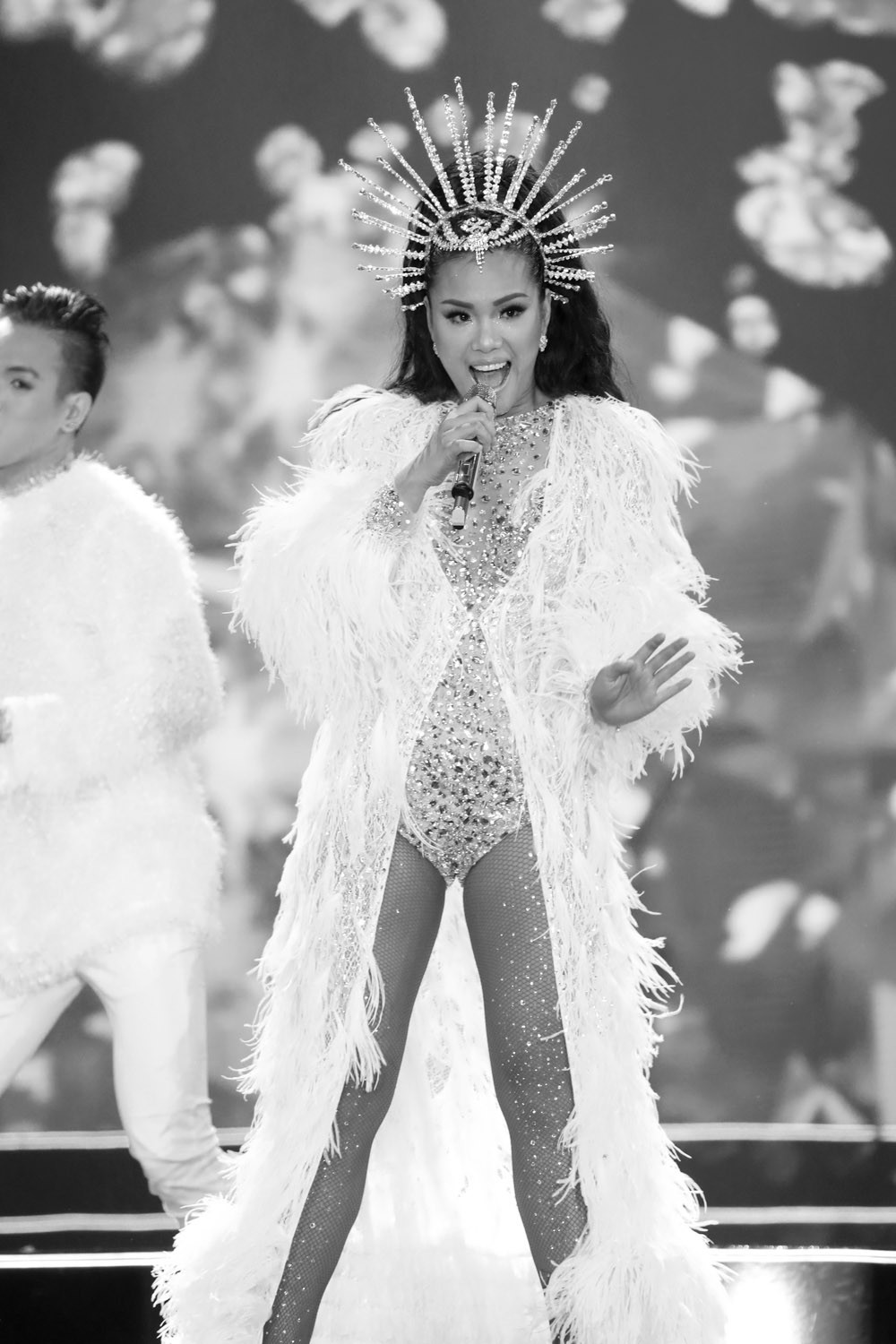 Cô gái dân tộc Ê đê H'hen Niê đăng quang HHHV Việt Nam 2017 ảnh 9