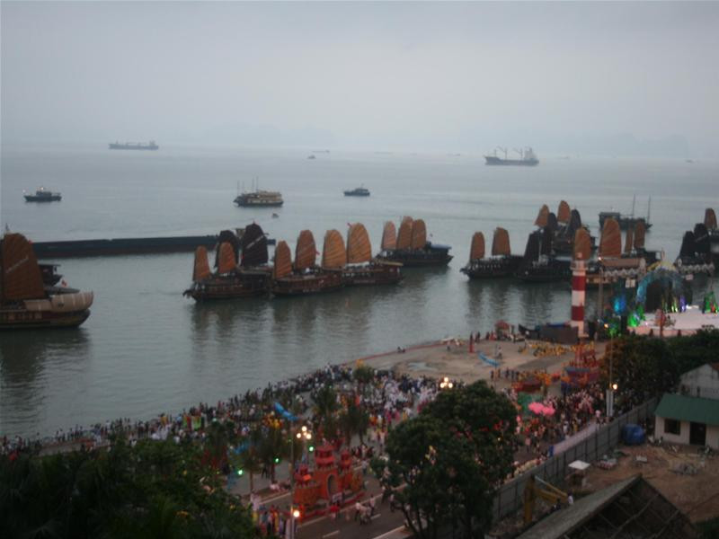 Đoàn du thuyền xếp hàng cổ vũ Carnaval. Vũ công khoe sắc. Ảnh : BK-TD Vũ công làm duyên trước ống kính. Ảnh : BK-TD Đi cà kheo Vũ điệu cháy bỏng Carnaval Hàng vạn khán giả chào đón Carnaval. Ảnh : BK-TD Màn pháo hoa rực rỡ kết thúc lễ hội. Ảnh : BK-TD