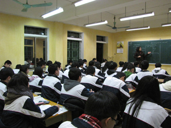 Một giờ học toán vào tiết cuối cùng buổi chiều. Dù trời muộn, bụng đói, nhưng lớp học vẫn rất say sưa.