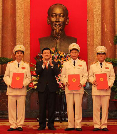 Chủ tịch nước Trương Tấn Sang trao Quyết định thăng cấp bậc hàm Thượng tướng cho các đồng chí Phạm Quý Ngọ, Lê Quý Vương và Trần Việt Tân. Ảnh: Tuấn Đạt . Chủ tịch nước Trương Tấn Sang trao Quyết định thăng cấp bậc hàm Thượng tướng cho các đồng chí Phạm Quý Ngọ, Lê Quý Vương và Trần Việt Tân. Ảnh: Tuấn Đạt