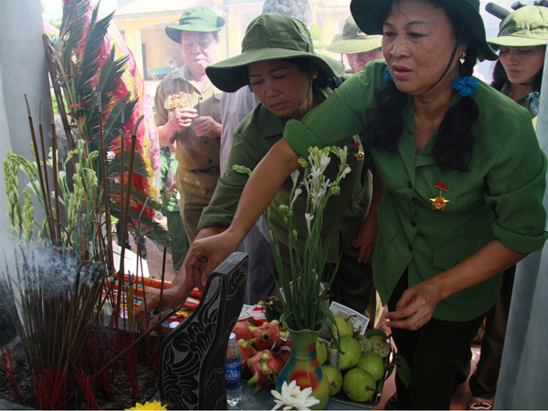 Cựu TNXP thắp hương tưởng nhớ, tri ân đồng đội. Cựu TNXP thắp hương tưởng nhớ, tri ân đồng đội
