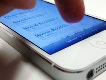 Màn hình của iPhone 5 có thể bị treo hoàn toàn hoặc không tiếp nhận lệnh từ người sử dụng khi thực hiện các thao tác với tốc độ nhanh và liên tục.