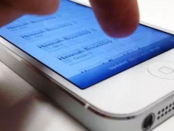 Màn hình của iPhone 5 có thể bị treo hoàn toàn hoặc không tiếp nhận lệnh từ người sử dụng khi thực hiện các thao tác với tốc độ nhanh và liên tục.