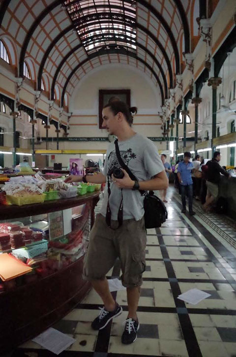 'Bản sao' Ibrahimovic lượn lờ TP.HCM ảnh 2