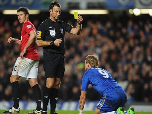 Trọng tài Mark Clattenburg hai lần truất quyền thi đấu các cầu thủ Chelsea