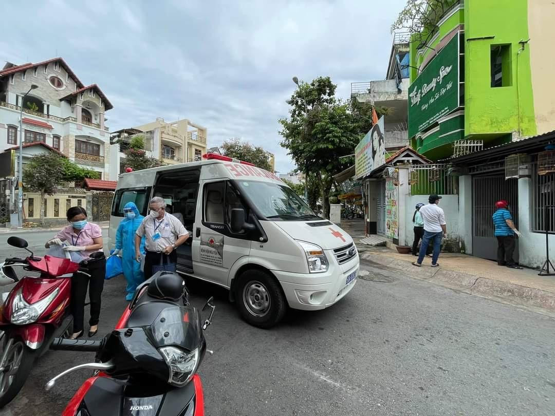 Các bác sĩ và nhân viên y tế của quận Tân Phú đến các nhà có các cụ lớn tuổi để khám và tiêm vắc xin moderna cho người dân