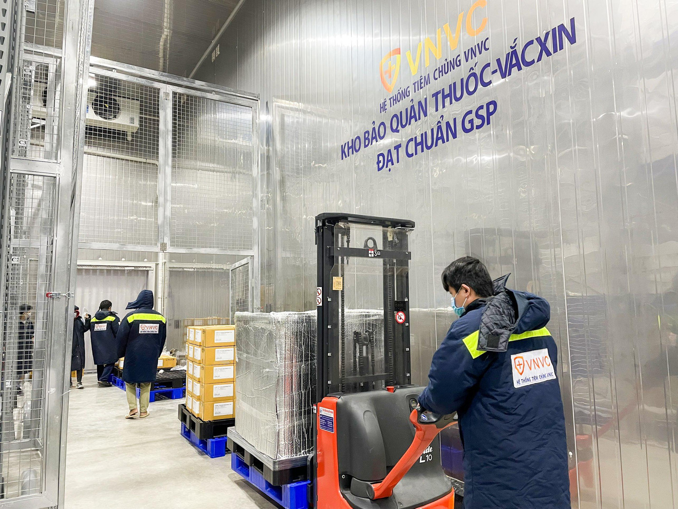 Toàn bộ số vắc xin này được chuyển giao phi lợi nhuận cho Bộ Y tế khẩn trương triển khai tiêm chủng cho người dân