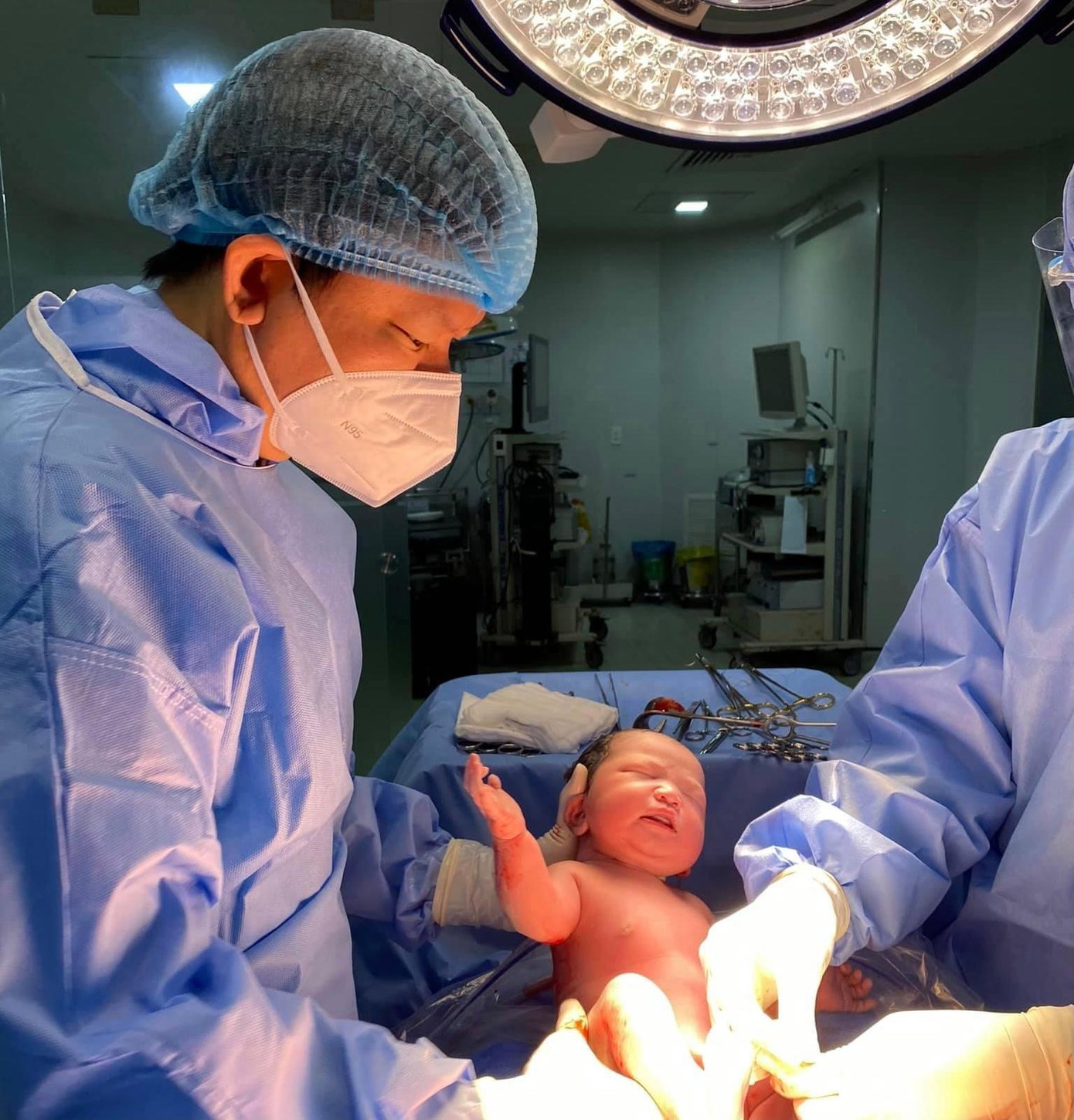 Hình ảnh cuộc mổ của bác sĩ Cao Hữu Thịnh từ ngày 1/4 được cắt ghép cho rằng bác sĩ Khoa mổ vào ngày 7/8 với thông tin: "rút ống thở của mẹ để nhường cho sản phụ sắp sinh". Ảnh: Bác sĩ Cao Hữu Thịnh Hình ảnh cuộc mổ của bác sĩ Cao Hữu Thịnh từ ngày 1/4 được cắt ghép cho rằng bác sĩ Khoa mổ vào ngày 7/8 với thông tin: "rút ống thở của mẹ để nhường cho sản phụ sắp sinh". Ảnh: Bác sĩ Cao Hữu Thịnh