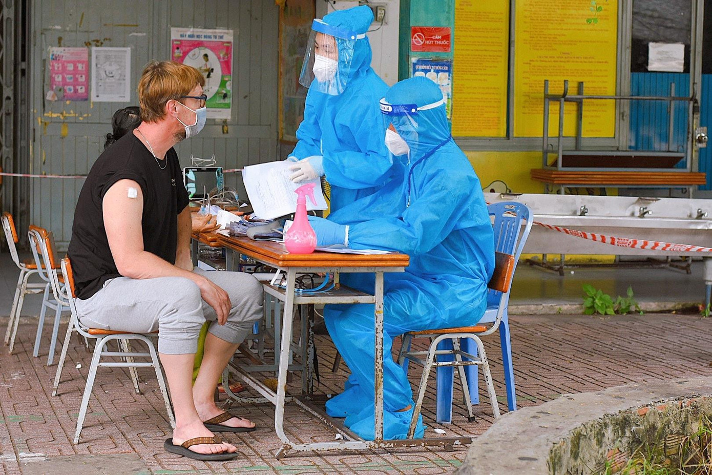 Từ ngày 8/8/2021, quận Tân Bình đã bắt đầu tiêm vắc xin phòng COVID-19 cho những người nước ngoài đầu tiên tại quận.