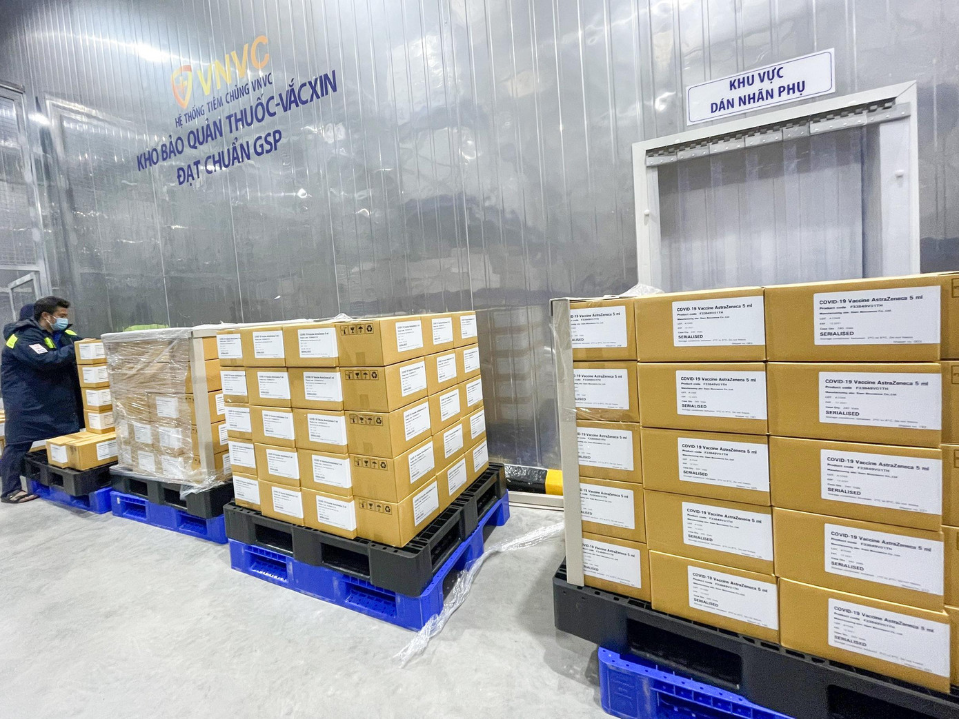 Sau khi hoàn thành thủ tục kiểm định chất lượng, lô vắc xin phòng COVID-19 gồm 1.113.400 liều chính thức được Hệ thống Trung tâm tiêm chủng VNVC bàn giao cho Bộ Y tế, đại diện tại khu vực phía Nam là Viện Pasteur TP.HCM.