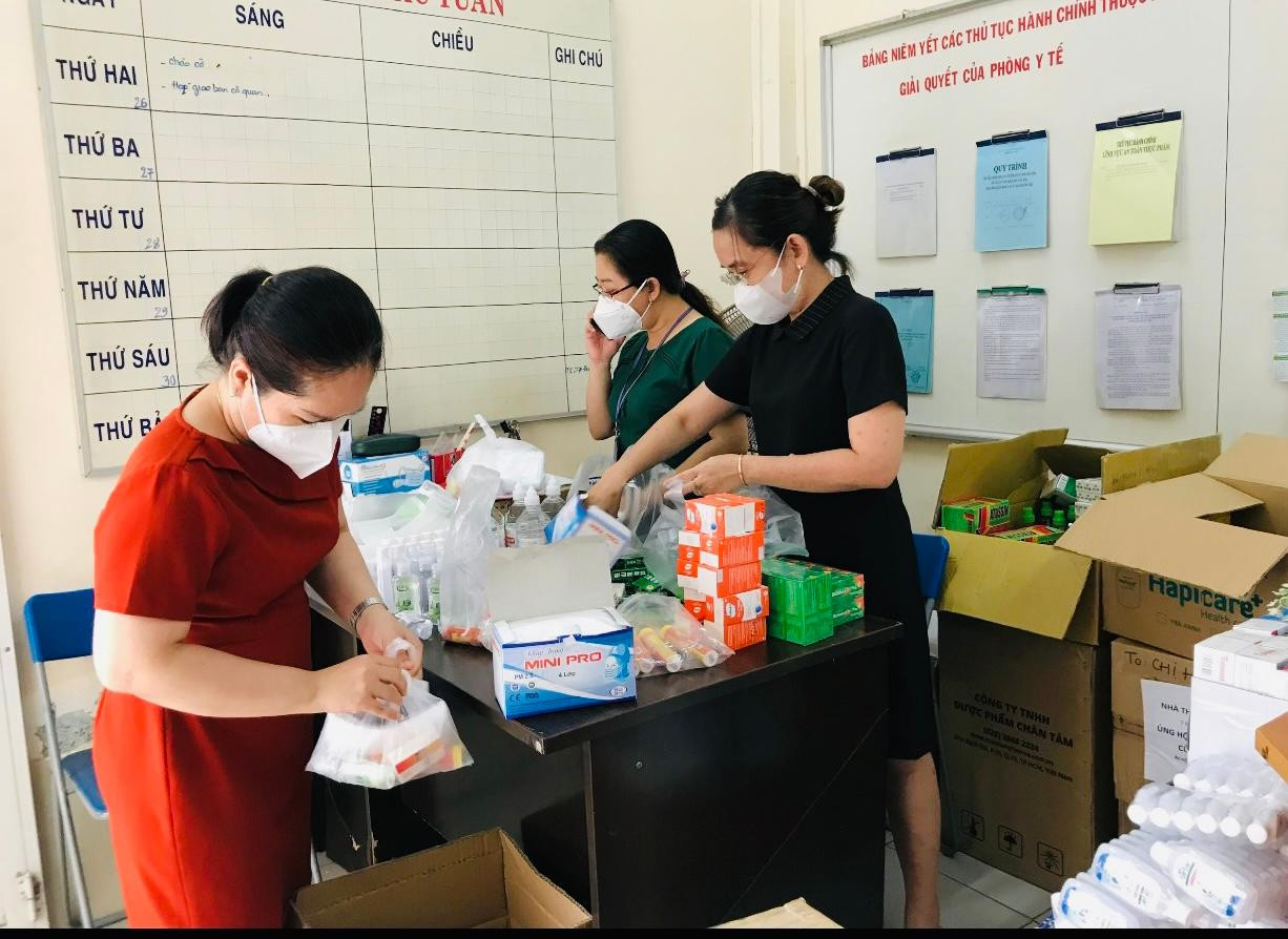 Một số dược sĩ đang chuẩn bị các cơ số thuốc để đưa đi tặng cho các F0 đang cách ly tại nhà