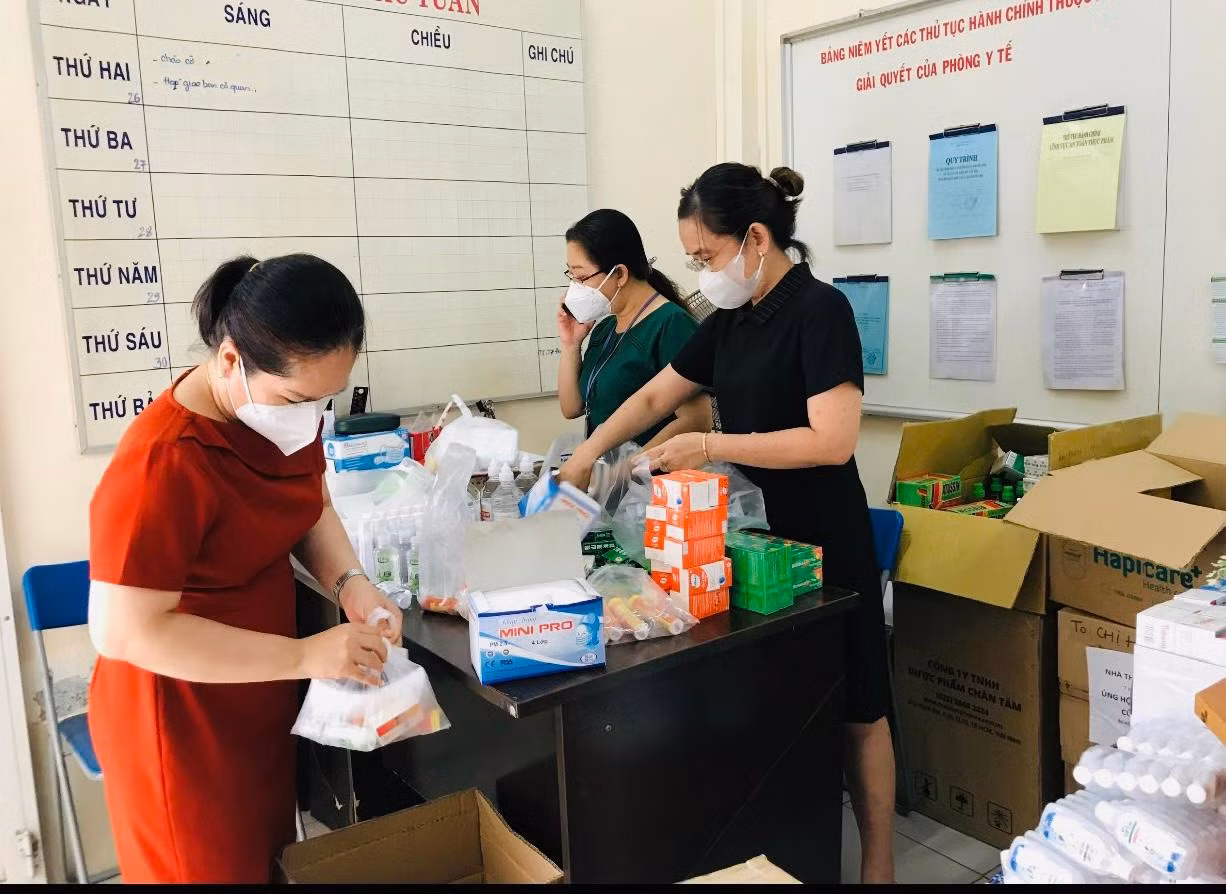 Một số dược sĩ đang chuẩn bị các cơ số thuốc để đưa đi tặng cho các F0 đang cách ly tại nhà