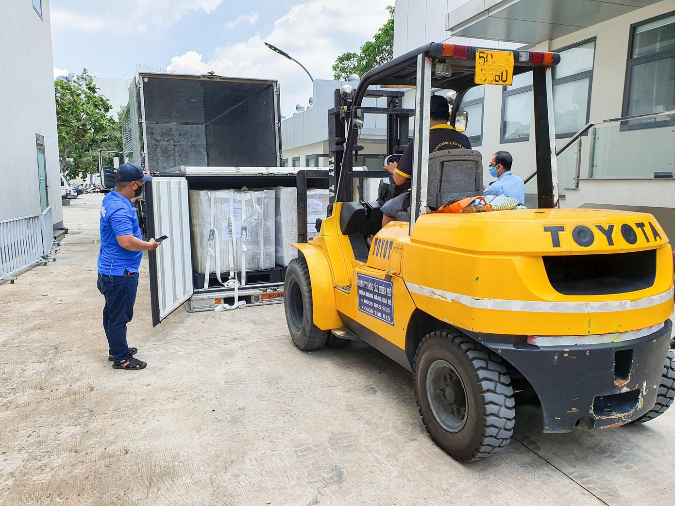 Người lao động trực tiếp tại nơi làm việc phải được tiêm ngừa ít nhất 01 mũi vacxin phòng, chống COVID-19 và thực hiện xét nghiệm với tần suất 05 ngày/1 lần Người lao động trực tiếp tại nơi làm việc phải được tiêm ngừa ít nhất 01 mũi vacxin phòng, chống COVID-19 và thực hiện xét nghiệm với tần suất 05 ngày/1 lần