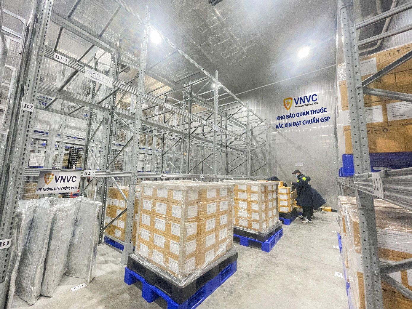 Trước đó vào ngày 16/8, hơn 1.1 triệu liều vắc xin AstraZeneca được VNVC bàn giao cho Bộ Y tế. Số vắc xin này được Viện Pastuer TPHCM tiếp nhận và phân bổ cho các tỉnh phía Nam.