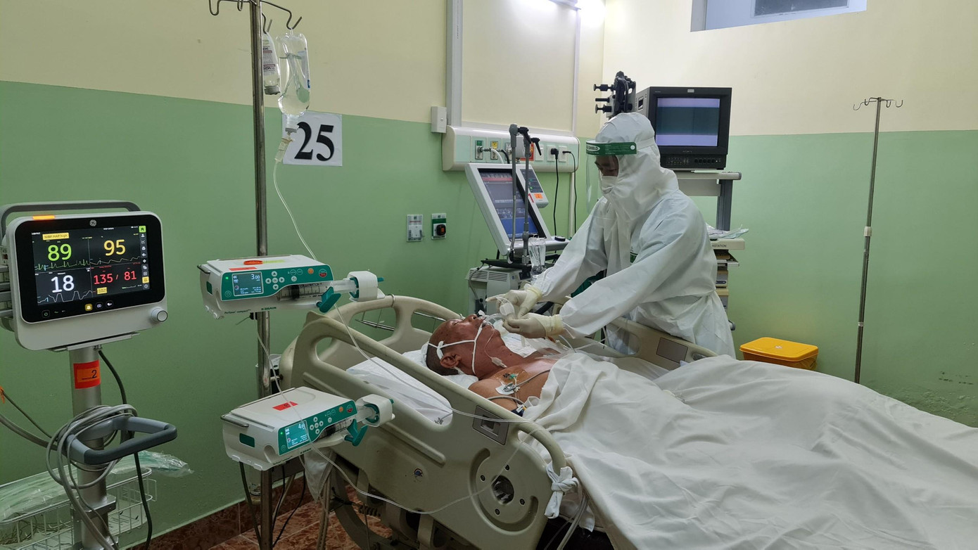 Áp lực điều trị các ca bệnh COVID-19 nặng đang đè nặng lên vai các bác sĩ điều trị và hệ thống bệnh viện Hồi sức COVID hiện nay. Ảnh: Vân Sơn