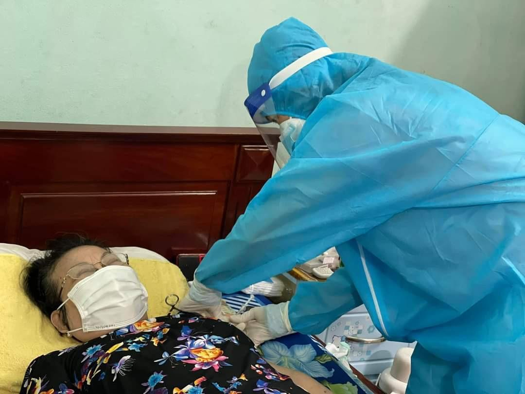 Từ đầu tháng 8/2021, quận Tân Phú tổ chức tổng cộng 13 điểm tiêm, ngoài các điểm tiêm tại 11 phường, quận tiếp tục duy trì 2 điểm tiêm dành cho người có bệnh nền và người cao tuổi tại trường Mầm non Hướng Dương và Bệnh viện quận Tân Phú.