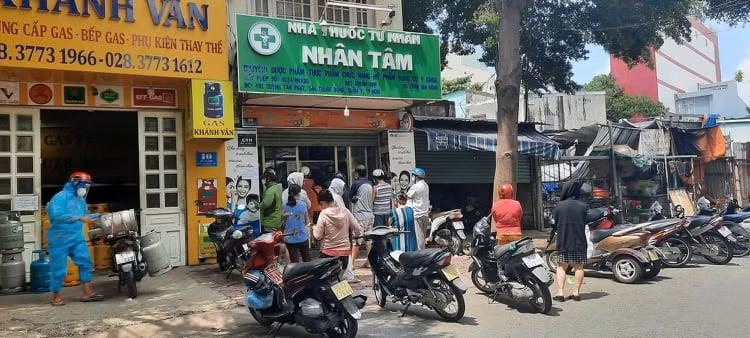 Tại nhà thuốc Nhân Tâm trên đường Võ Thị Nhờ, cũng không có thuốc kháng viêm, kháng virus như chỉ định trong toa thuốc dành cho F0 điều trị tại nhà mà Sở Y tế khuyến cáo. Ảnh Thuý Nhi