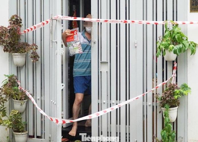 Hằng ngày, các trường hợp F0 sẽ thông báo tình trạng bệnh của mình trong nhóm zalo, qua đó các y, bác sĩ sẽ theo dõi tình trạng cụ thể của từng người và có những hướng dẫn, hỗ trợ điều trị phù hợp