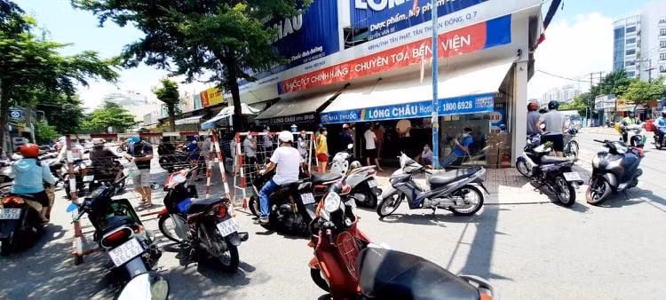 Người dân tụ tập mua thuốc rất đông ở các nhà thuốc trên đường Huỳnh Tán Phát quận 7- ảnh Thuý Nhi