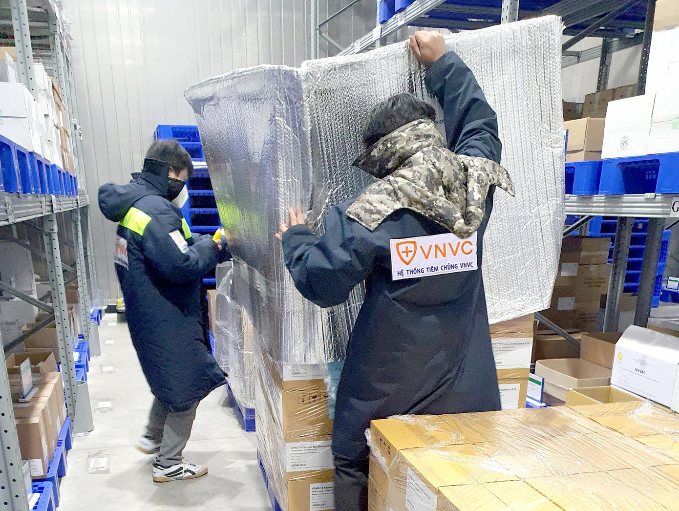 Sau 3 ngày hoàn thành thủ tục kiểm định chất lượng, sáng 22/08/2021, lô vắc xin Covid-19 của AstraZeneca gồm 1.209.400 liều chính thức được VNVC bàn giao cho Bộ Y tế.