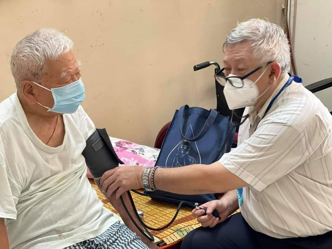 Và đây là cụ ông cũng bị bệnh nền