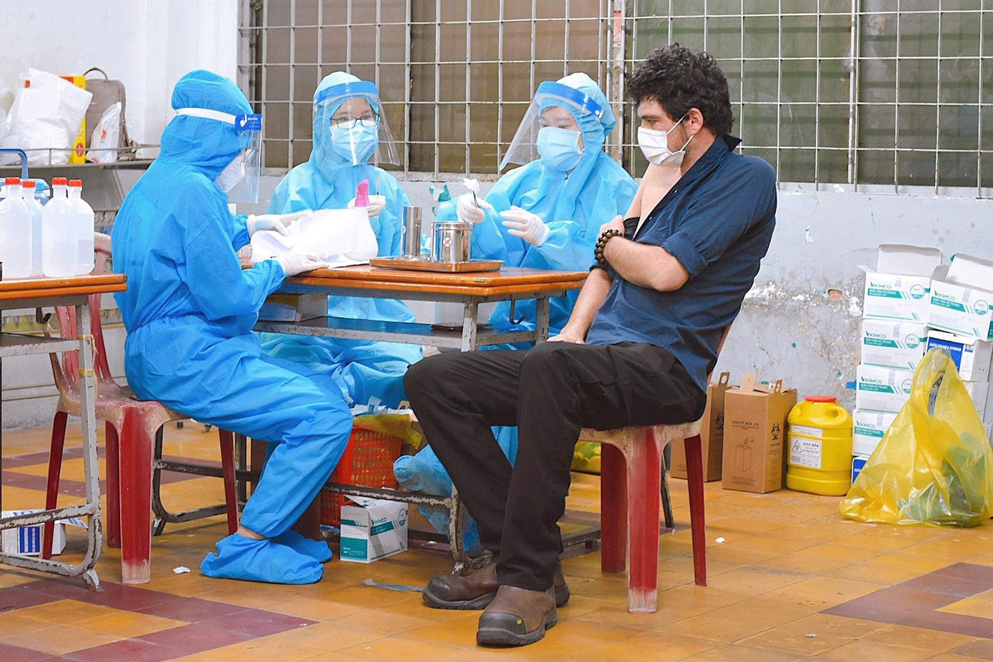 Một công dân quốc tịnh Anh sinh sống ở trên đường Lê Văn Sỹ, quận Tân Bình được nhân viên y tế tiêm vắc xin AstraZeneca