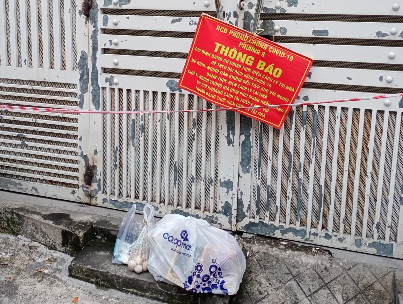 Ngoài hỗ trợ thuốc men, các lực lượng tình nguyện còn hỗ trợ cả như yếu phẩm cho người dân và gia đình F0