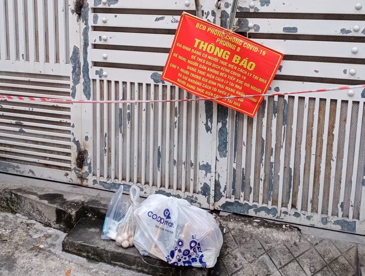Ngoài hỗ trợ thuốc men, các lực lượng tình nguyện còn hỗ trợ cả như yếu phẩm cho người dân và gia đình F0
