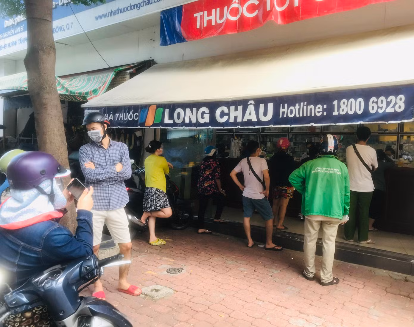 Nhiều loại nước xịt mũi, súc họng đã hết hàng. Anh Tấn Hiền ở quận 7 cho biết đưa danh mục 9 loại thuốc ra chờ vào nhà thuốc Long Châu mua nhưng khi đến lượt thì chỉ còn được kháng sinh, còn lại một số thuốc kháng đông và nước súc họng không có. Ảnh Hoàng Anh