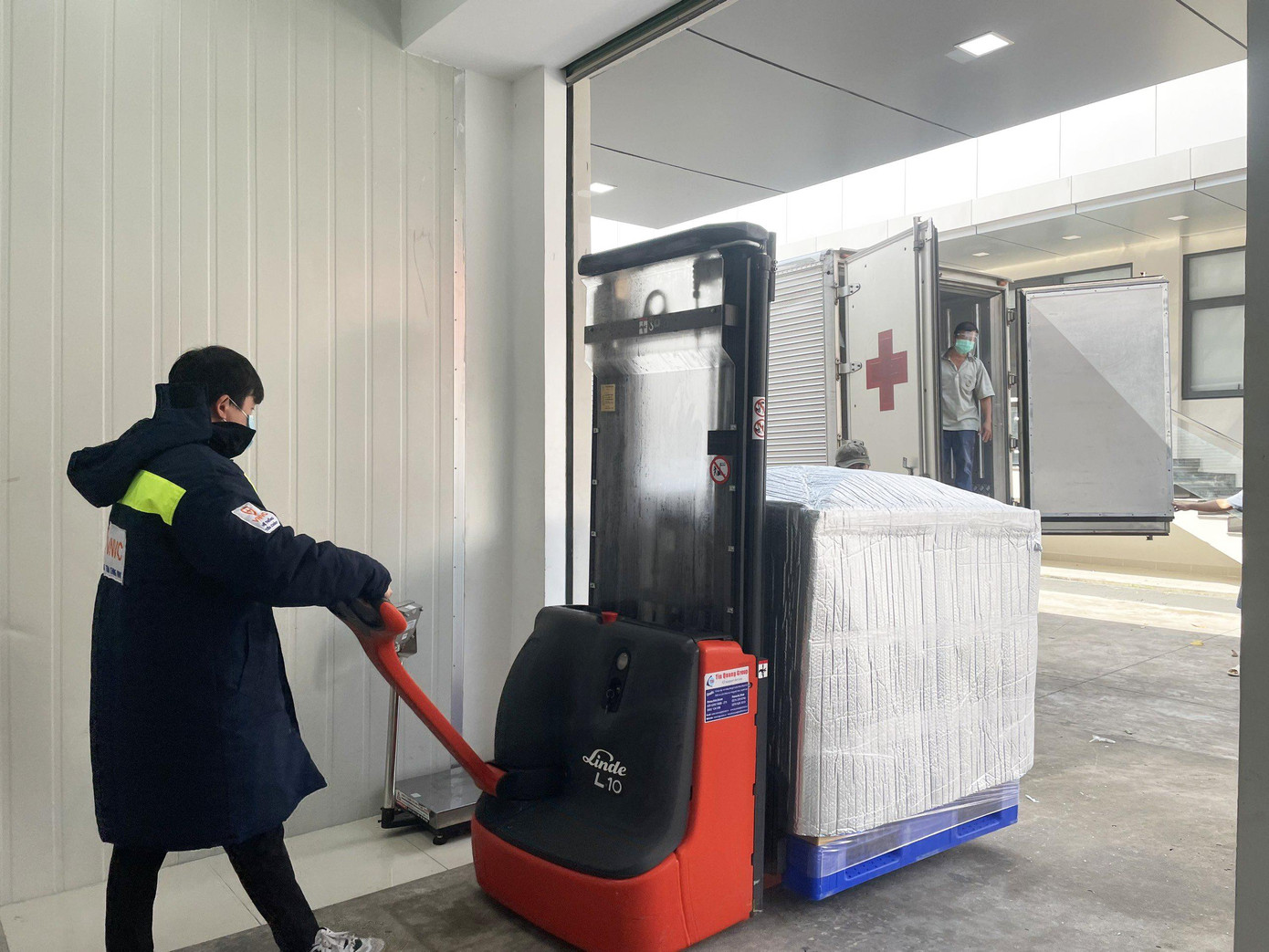 Hơn 1,2 triệu liều vắc xin COVID-19 lần này đã được đưa đi thẩm định chất lượng.