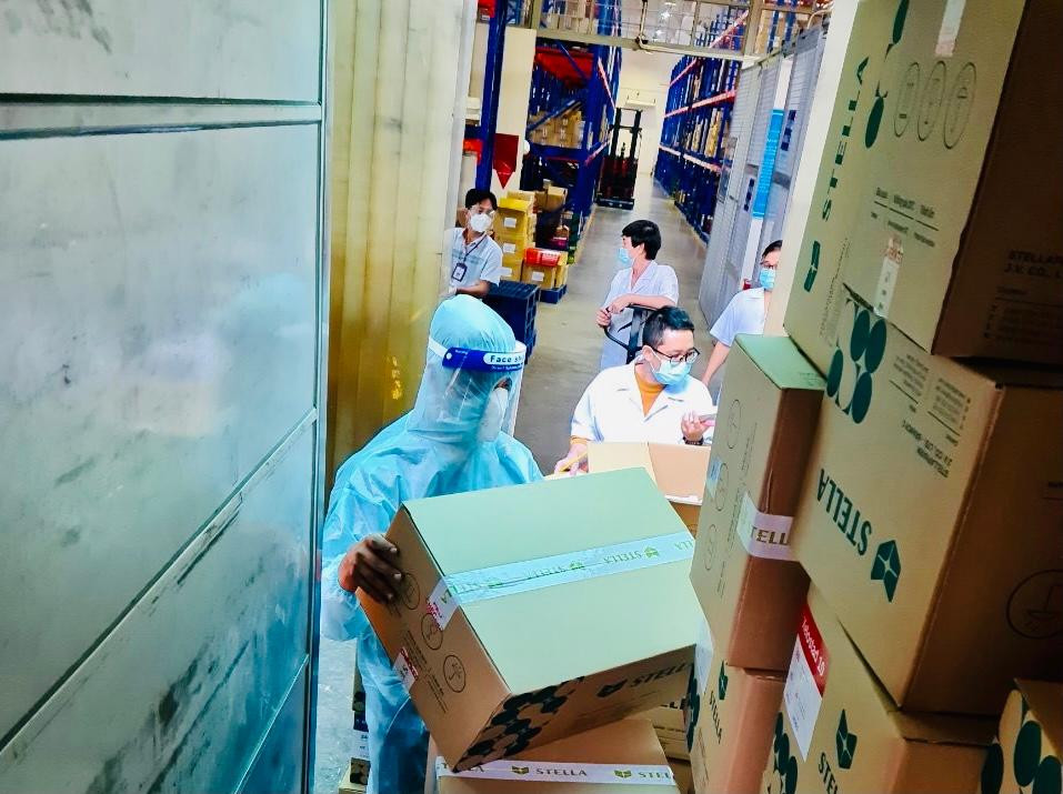 Molnupiravir 400 mg của Stellapharm Việt Nam được chính thức cấp phép phân phối ra thị trường với giá đồng nhất 250 nghìn/hộp. Ảnh L.N