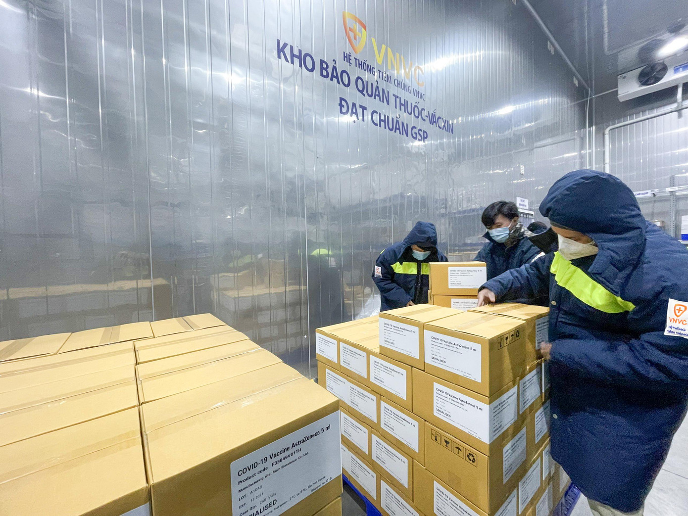 VNVC cũng cam kết hỗ trợ, tài trợ mọi chi phí phát sinh trong quá trình mua, tiếp nhận, bàn giao vắc xin từ AstraZeneca về Việt Nam và giao đến Bộ Y tế trong tất cả các lần giao vắc xin theo Hợp đồng đặt mua 30 triệu liều này.