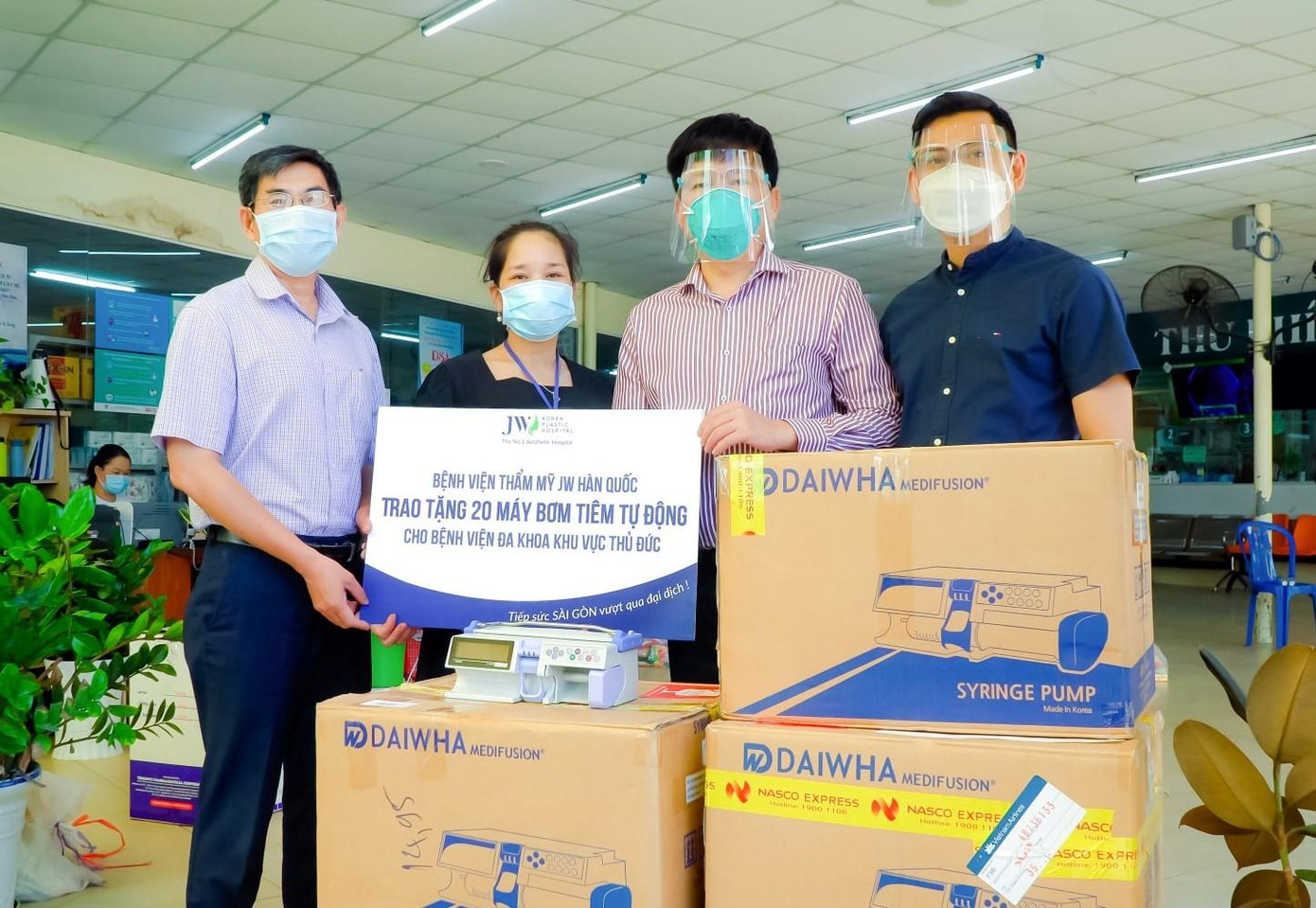 Bác sĩ Tú Dung cùng nhân viên tiếp sức cuộc chiến chống COVID-19 ở tuyến đầu từ khi dịch bùng lên đến nay