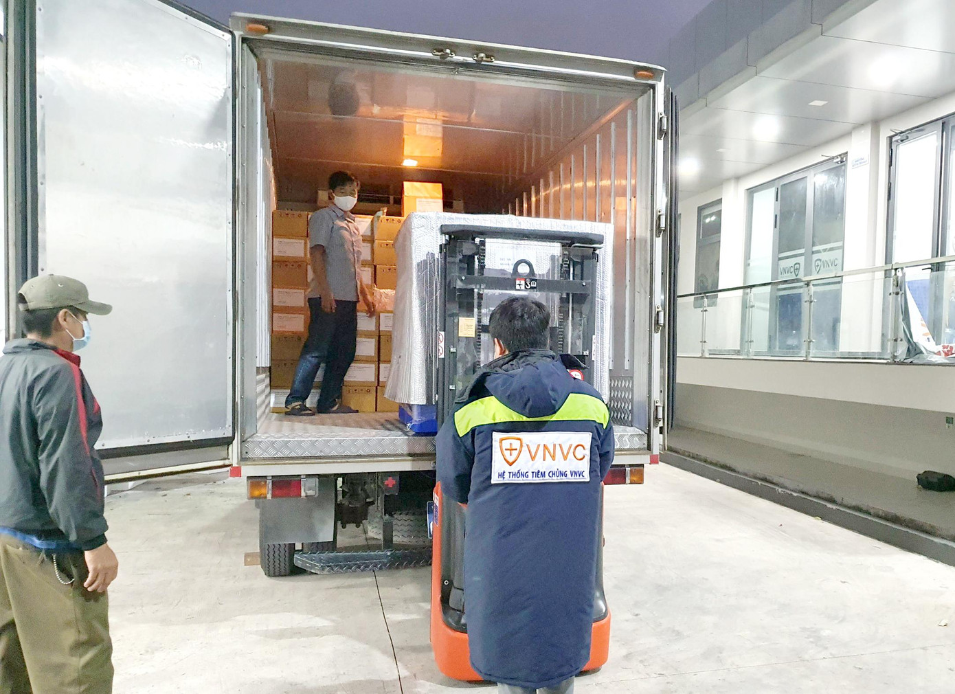 Sau khi được đưa về sân bay Tân Sơn Nhất vào sáng 19/8, lô vắc xin AstraZeneca được Hệ thống VNVC vận chuyển về kho bảo quản