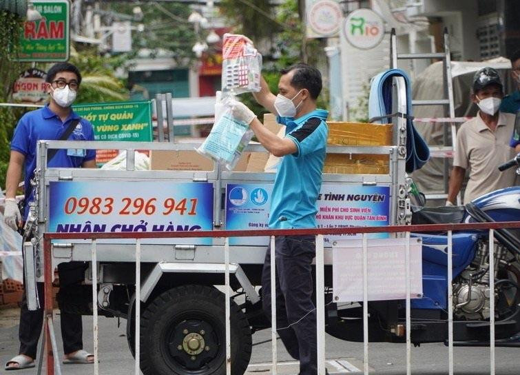 Y sĩ Lê Minh Quân, phụ trách chống dịch tại Trạm y tế Phường 1, Quận Tân Bình cho biết, các thành viên trong nhóm zalo “Bác sĩ đồng hành cùng F0 - phường 1” gồm 6 bác sĩ và 2 dược sĩ thuộc đội hình Blouse trắng 24/7, cùng một mục đích hỗ trợ người bệnh ngay lập tức.